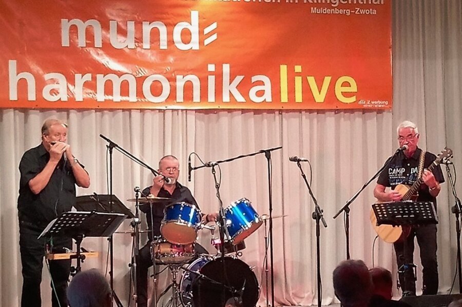Jürgen Just (links) mit der Mundharmonika, Gottfried Böhm am Schlagzeug und Klaus Kretzschmar an der Gitarre. Der Donnerstagabend im Gasthof zum Walfisch war seit langem ausverkauft.