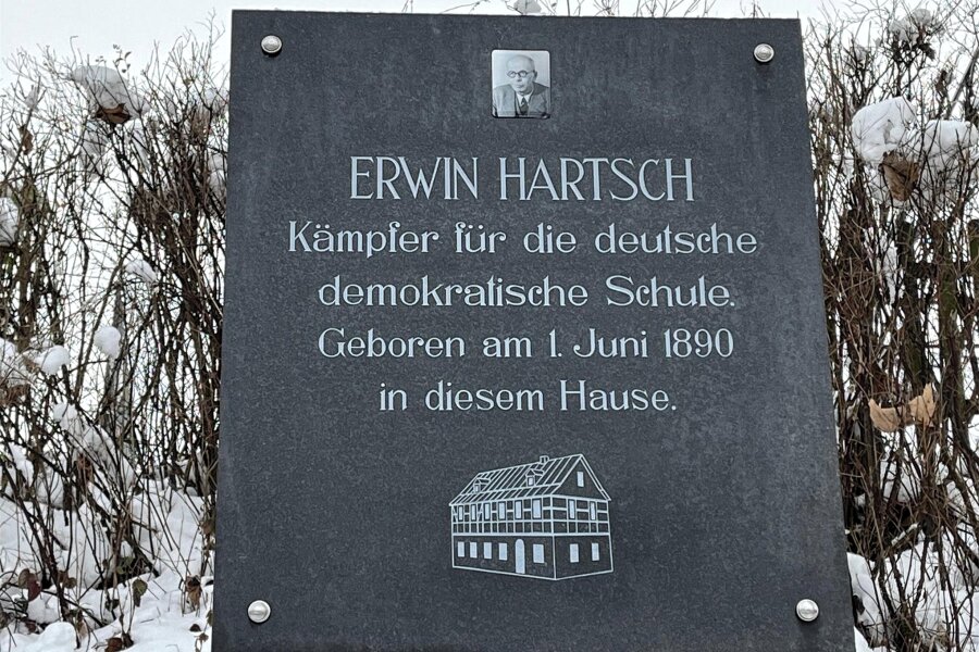 Jugelsburg: Überraschender Fund in hinterster Ecke - Die teils neu gestaltete Gedenktafel für den SPD-Bildungspolitiker Erwin Hartsch in seinem Geburtsort Jugelsburg.