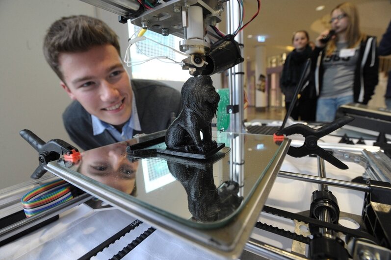 Jugend forscht: Mittweidaer erhält Sonderpreis - Marco Illgen vom Städtischen Gymnasium Mittweida mit seinem 3D-Drucker. Drei Stunden hat die Herstellung dieses Löwen gedauert.
