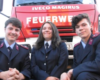 Jugend füllt Reihen der Geringswalder Feuerwehr - Pascal Herbst, Lisa Aileen Liebelt und Moritz Liebelt (v. l.) haben den Sprung von der Jugendfeuerwehr in die Reihen der Aktiven geschafft. 