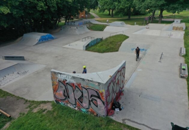 Jugend in Flöha wünscht sich einen Streetpark - Eine Skateranlage, so wie die in Zwickau, wünschen sich die Jugendlichen in Flöha. Die Anlage in Zwickau neben einem ehemaligen Freibad wurde 2010 eingeweiht und hat damals rund 365.000 Euro gekostet. 