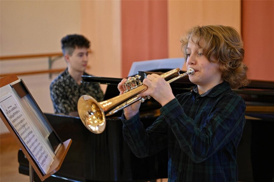 „Jugend musiziert“: 52 Talente für den Landeswettbewerb qualifiziert - Trompeter Florin Fischer mit Klavierbegleidung durch Arthus Sattler zum Auftakt des Wettbewerbs