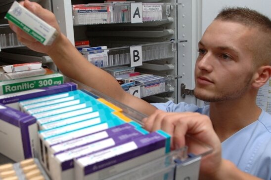 
              <p class="artikelinhalt">Sandro Brandt stellt Medikamente für die Patienten des Rochlitzer Krankenhauses zusammen. </p>
            
