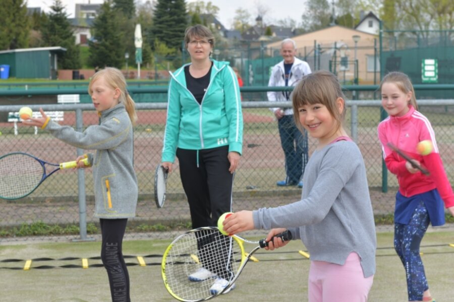 Die Brander Jugendtrainerin Britta Brinster (M.) bringt dem Nachwuchs die Grundlagen des Tennissports bei. Beim Vereinsfest am Wochenende können sie sich weitere Tricks von den Großen abschauen.