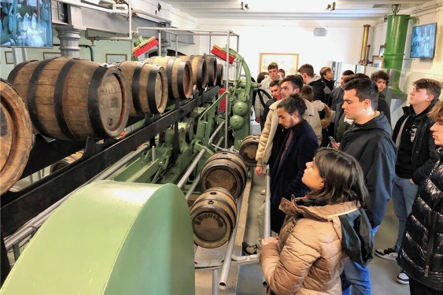 Jugendbegegnung in Zethau: Warum angehende Landwirte aus Frankreich über ihre deutschen Kollegen staunen - Französische Gäste besuchten auch die Brauerei in Rechenberg-Bienenmühle und das Brauereimuseum. 