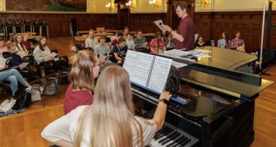Jugendchor baut mit Musik Brücken - Die Proben für das Chorprojekt laufen seit Beginn des Schuljahres, mussten allerdings zweimal pandemiebedingt unterbrochen werden. 