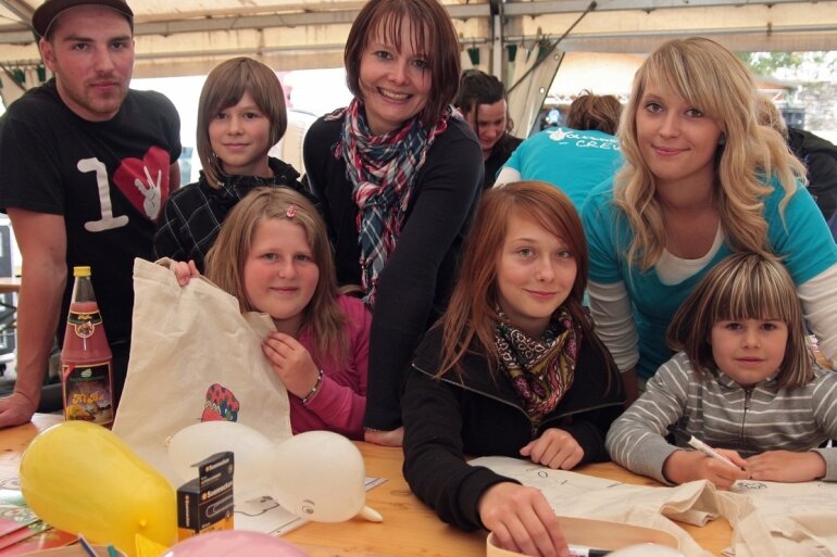 
              <p class="artikelinhalt">Heidi Schuffenhauer (hinten rechts) betreute am Samstag in Wolkenstein die Bastelstraße, auf der die Kinder unter anderem Textil-Einkaufsbeutel bemalen konnten.  </p>
            