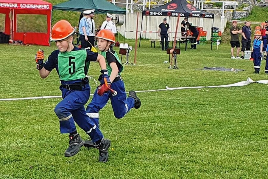 Jugendfeuerwehr im Erzgebirge: Wenn Schnelligkeit und Köpfchen entscheiden - Bei der Gruppenstafette, einer Disziplin im Feuerwehrsport, werden auf Zeit technische Aufgaben gelöst.