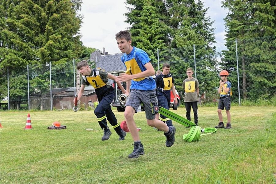 Jugendfeuerwehren des Erzgebirges ermitteln ihre besten Teams - Die Jugendfeuerwehr Carlsfeld hat am Mittwoch schon mal für den Kreisausscheid trainiert.