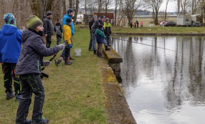 Jugendgruppe der Schlettauer Angler soll wachsen - Am Alten Schwimmbad in Scheibenberg, dem Vereinsgewässer der Schlettauer Angler, fand vor Kurzem ein Schnuppertag statt. 