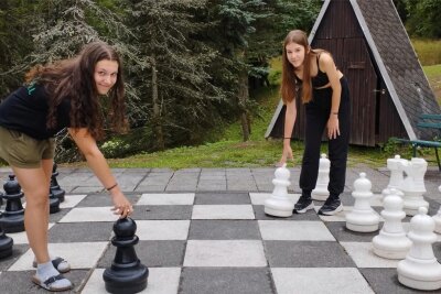 Jugendherberge Sayda: Tschechische und deutsche Kinder gemeinsam im Sportcamp - Das große Schachspiel hatte es Anastazie (l.) und Tereza angetan.