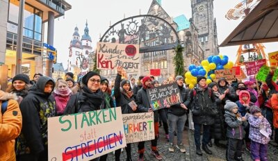 Jugendhilfe-Beben: Chemnitzer Rathaus will Mail versehentlich versandt haben - Anfang des Monats demonstrierten Eltern, Kinder und Vertreter betroffener Einrichtungen gegen die geplanten Kürzungen. 