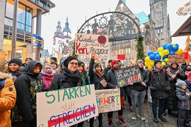Jugendhilfe-Beben: Chemnitzer Rathaus will Mail versehentlich versandt haben - Anfang des Monats demonstrierten Eltern, Kinder und Vertreter betroffener Einrichtungen gegen die geplanten Kürzungen. 