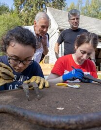Jugendliche bauen historische Kaue nach - Die Restauratorinnen Fjolla aus dem Kosovo und Irene aus Spanien waren vor zwei Jahren beim Freiwilligenprojekt mit im Einsatz. 