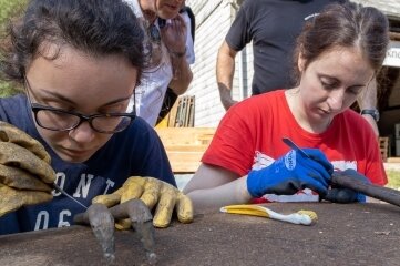 Jugendliche bauen historische Kaue nach - Die Restauratorinnen Fjolla aus dem Kosovo und Irene aus Spanien waren vor zwei Jahren beim Freiwilligenprojekt mit im Einsatz. 