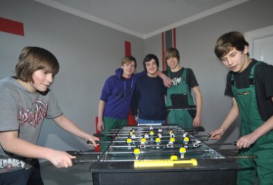 Sven Herrmann (rechts) und Tobias Haas beim Tischfußball, hinten Florian Hänel, Marvin Blotny und Willy Müller (von links)