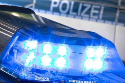 Jugendliche bei Unfall in Plauen schwer verletzt - Schwer verletzt worden ist am Montagmittag im Plauener Ortsteil Chrieschwitz eine 16-jährige Fußgängerin. 