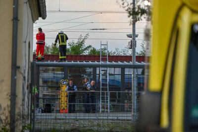Jugendliche erhalten Stromschlag bei Güterzug-Gleisen in der Oberlausitz - Zu einem Unfall an einem Gleis ist es am Dienstagabend im Landkreis Görlitz gekommen. 