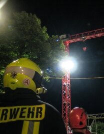 Jugendliche klettern nachts auf Baukran - Zwei Jugendliche sind am späten Freitagabend in Schwarzenberg auf einen 42 Meter hohen Baukran geklettert. Feuerwehrleute haben sie heruntergeholt. 