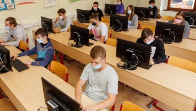 Jugendliche kommen auch an Schule in digitaler Welt an - Nicht nur die Zehntklässler freuen sich, dass sie die neuen PC-Kabinette jetzt nutzen können. 