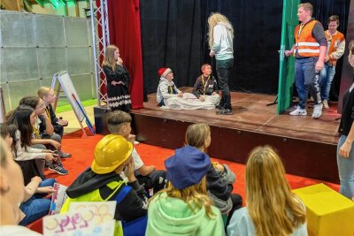 Jugendliche loten bei Projekt in Wernesgrün ihre Stärken aus - Die Siebtklässler der Treuener Marienschule testeten in einem Mini Theater ihre Kreativität... 