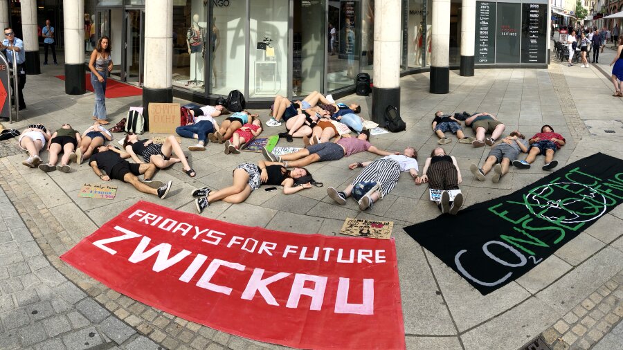 Jugendliche stellen sich tot - Sogenanntes "Die in" an den Zwickau-Arcaden.