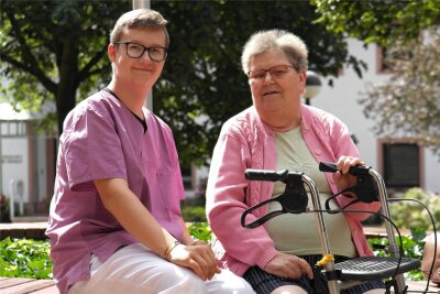 Jugendlicher aus Geringswalde verschreibt sich Pflegeberuf - Ursula Mann, seit vier Jahren Bewohnerin des Altersstiftes zur Heimat, genießt Spaziergänge und Gespräche mit Leon Alexandrowitz.