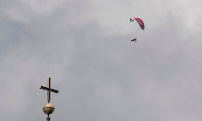 Jugendlicher bleibt mit Gleitschirm am Dach einer Kirche hängen - 