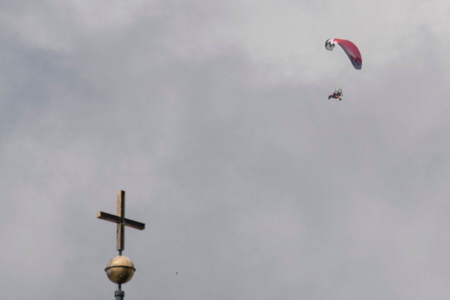 Jugendlicher bleibt mit Gleitschirm am Dach einer Kirche hängen - 