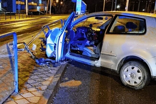 Jugendlicher fährt Auto zu Schrott - Das Unfallfahrzeug ließ der 17-Jährige zurück. 