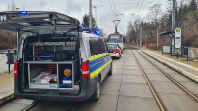 Jugendlicher von Straßenbahn erfasst - Ein schwerer Unfall hat sich am Montagnachmittag an der Haltestelle Gleinitzstraße in Zwickau.