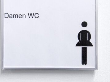 Jugendlicher zieht blank vor Damentoilette - 