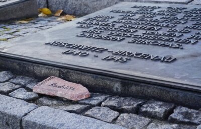Jugendprojekt soll an Holocaust erinnern und mahnen - Bei ihrem Besuch in Auschwitz-Birkenau legten die Schülerinnen und Schüler aus Mittelsachsen auch einen Porphyrstein ab. 