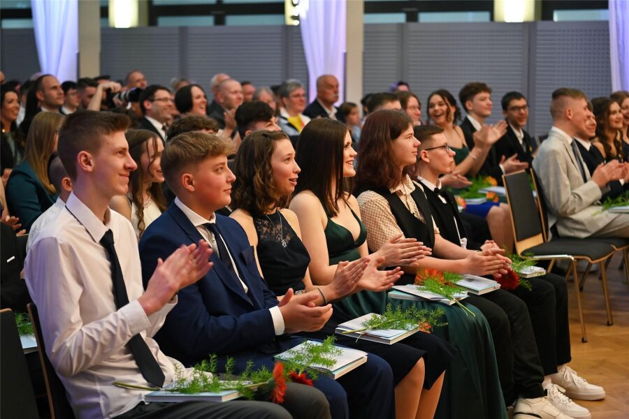 Jugendweihe in Rochlitz: Wenn Jugendliche erwachsen werden - Dutzende Mädchen und Jungen verfolgen das Programm der Feierstunde im Rochlitzer Bürgerhaus.