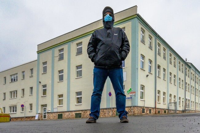 Gewalt erzeugte Gewalt: Gunnar L. steht in Crimmitschau vor dem Gebäude, in dem der Jugendwerkhof untergebracht war, aus dem er mit 18 entlassen wurde. Seine Gruppe hieß "Solidarität". Der Name war nicht Programm.