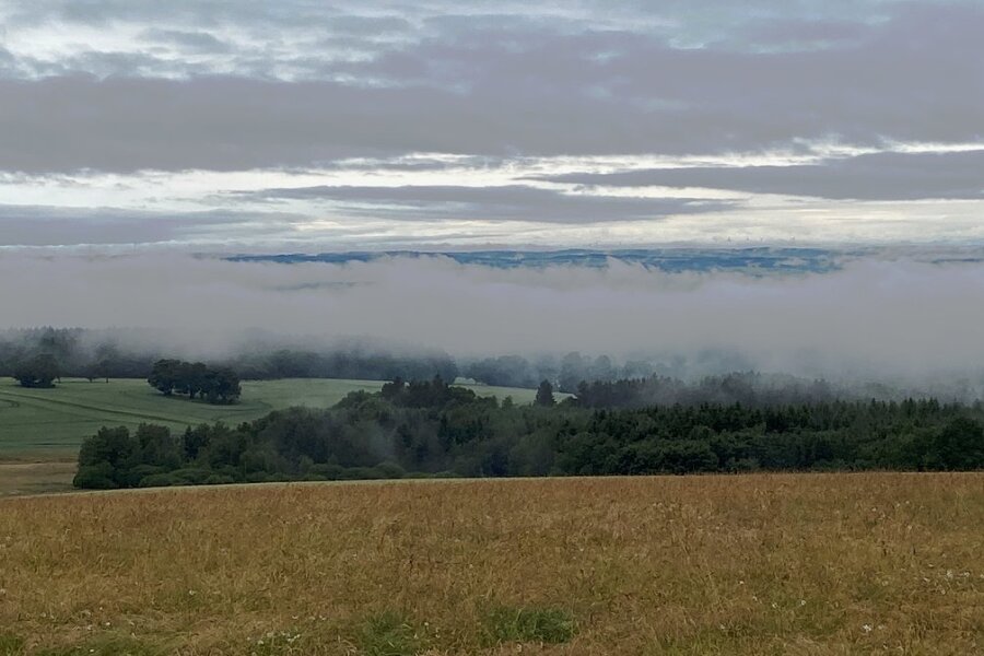 Juli-Wetter im oberen Vogtland: Kühl, nass und wenig Sonne - Nach einem der vielen Regengüsse im Juli: Blick von Schöneck durch Nebel auf das Vogtland.