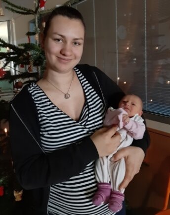 Mutter Sophie Nötzold hält ihre kleine Julia Sophie in den Armen. 