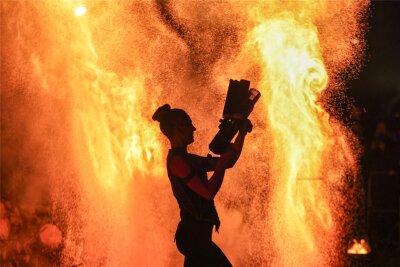 Jump-Osterfeuer: Welche Kosten die Stadt Plauen dafür übernehmen muss - Besucher vor Ort und auch live im TV erlebten ein Feuerspektakel der besonderen Art.