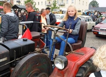 Jung und Alt beim Traktorentreffen - Die 11-jährige Lilli absolvierte auf einem Fraureuther Eigenbautraktor eine Sitzprobe.