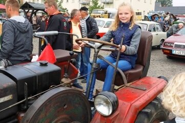 Die 11-jährige Lilli absolvierte auf einem Fraureuther Eigenbautraktor eine Sitzprobe.