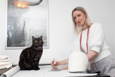 Jungdesignerin aus Zwickau liebt die sanften Töne - Wenn Sophie Schramek in ihrem Atelier in der Zwickauer Innenstadt Entwürfe anfertigt oder zuschneidet, ist Katze Galotti oft an ihrer Seite. 