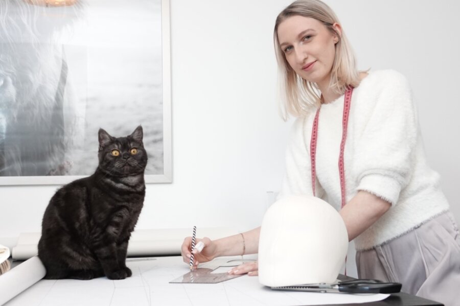 Jungdesignerin liebt die sanften Töne - Wenn Sophie Schramek in ihrem Atelier in der Zwickauer Innenstadt Entwürfe anfertigt oder zuschneidet, ist Katze Galotti oft an ihrer Seite. 