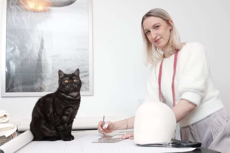 Jungdesignerin liebt die sanften Töne - Wenn Sophie Schramek in ihrem Atelier in der Zwickauer Innenstadt Entwürfe anfertigt oder zuschneidet, ist Katze Galotti oft an ihrer Seite. 