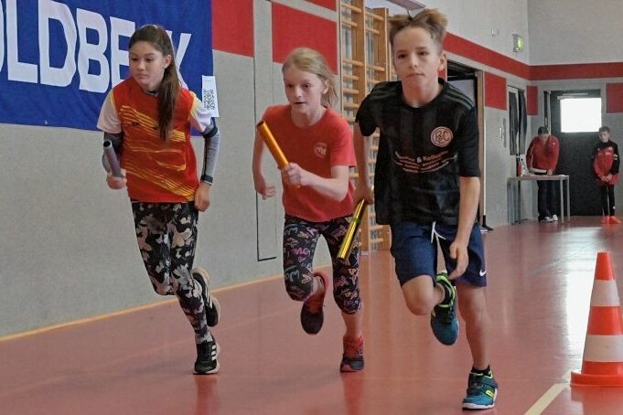 Junge Athleten erzielen Hallenrekorde - Maria Chatzidou (von links, Vorwärts Zwickau), Melissa Möckel (Treuener LV) und Lenny Schautschick (Markneukirchen) beim Staffellauf. 