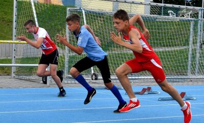 Junge Athleten starten überzeugend ins neue Jahr - Guter Einstand: Christoph Rößler (r.) vom TSV Fortschritt Mittweida, hier bei der Regionalmeisterschaft in Mittweida im vergangenen Jahr, wurde in Dresden über 800 m Dritter. 