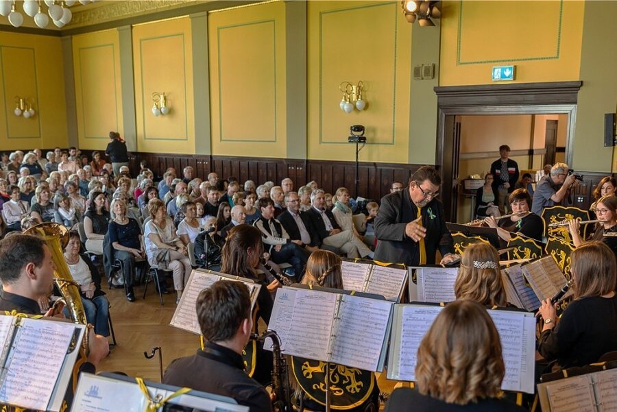 Das Konzert des Jugendblasorchesters in der Aula der Oberschule Geschwister Scholl war ausverkauft. Den 34 Musikern saßen 223 begeisterte Gäste gegenüber. Den Taktstock führte der Orchesterleiter Andreas Schmidt.