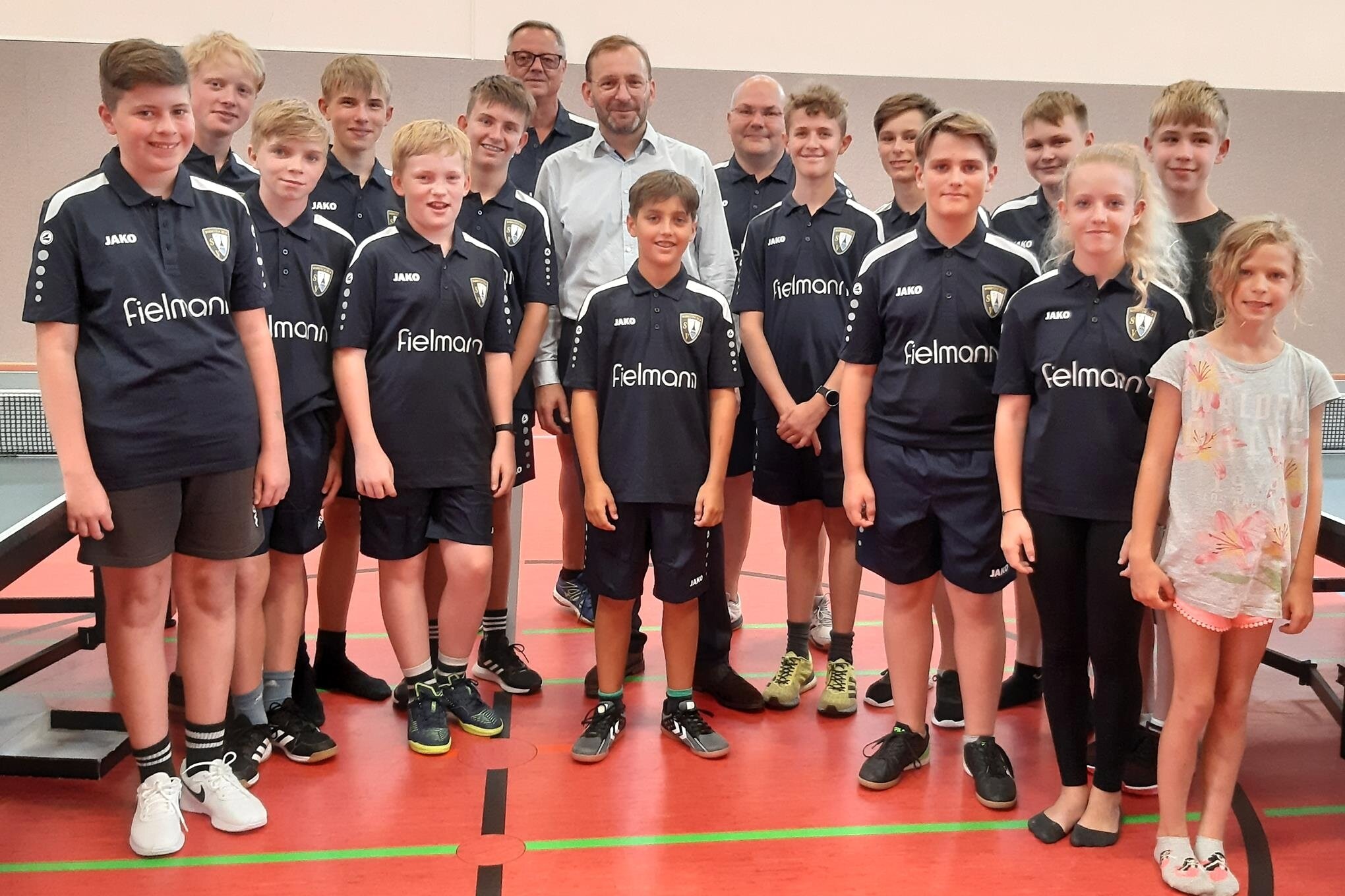 Junge Bobritzscher bringen die Tischtennisplatten in Stellung