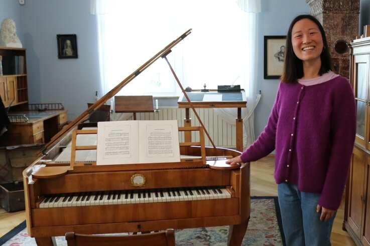 Pianistin Xinhui Wang vor Clara Schumanns Flügel. 