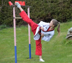 Junge Dame macht gute Figur - Taekwondosportlerin Jessica Storm hat mit Platz 11 bei den "World Taekwondo Poomsae Open" ihren bislang größten Erfolg verbucht. Die Vorbereitung fand vor allem im heimischen Garten in Weißenborn statt. 