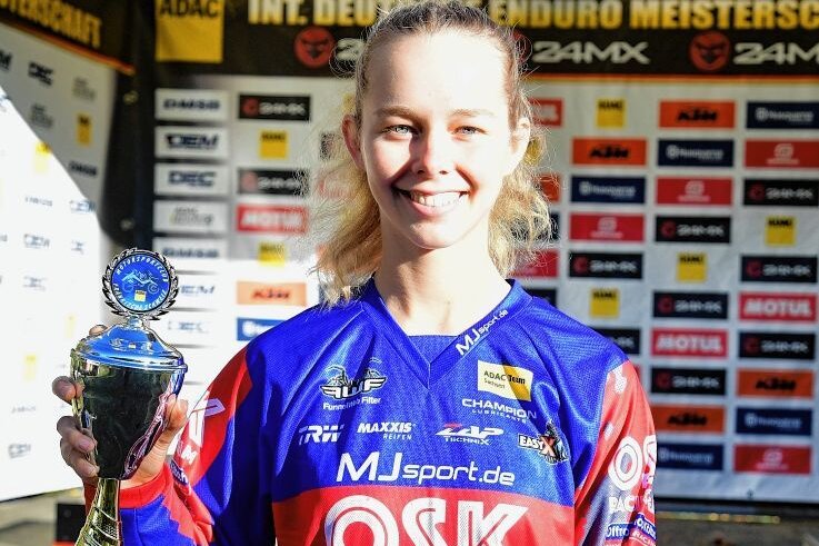 Junge Dame mit den Herren unterwegs - Enduro-Pilotin Tanja Schlosser aus Weißenborn hat in der vergangenen Saison mehrfach den Sprung aufs Treppchen geschafft. 